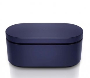 Dėklas apsaugo ir tvarkingai talpina jūsų „Dyson Airwrap™“ plaukų formavimo prietaisą su visais antgaliais. Dėklas apsaugo ir tvarkingai talpina jūsų „Dyson Airwrap™“ plaukų formavimo prietaisą su visais antgaliais.